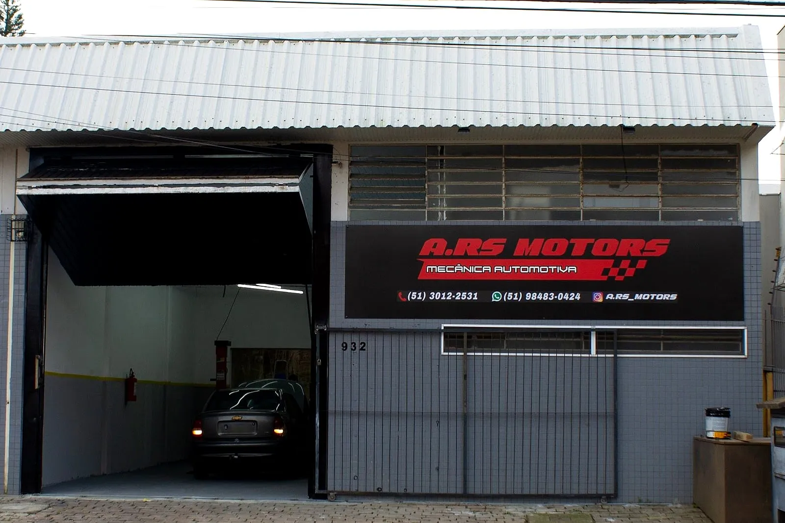 Fachada da oficina mecânica A.RS Motors em Santa Maria Goretti, Porto Alegre