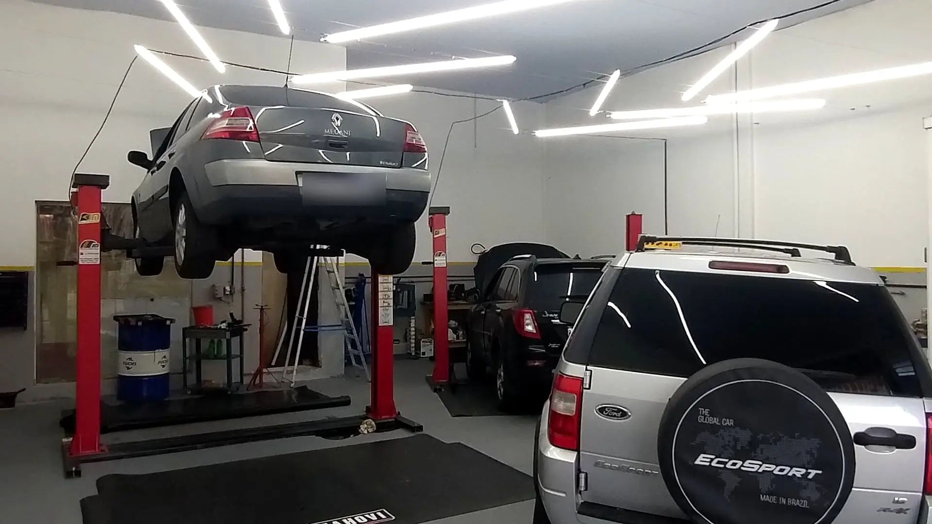 Interior da oficina A.RS Motors, com veículo em manutenção preventiva